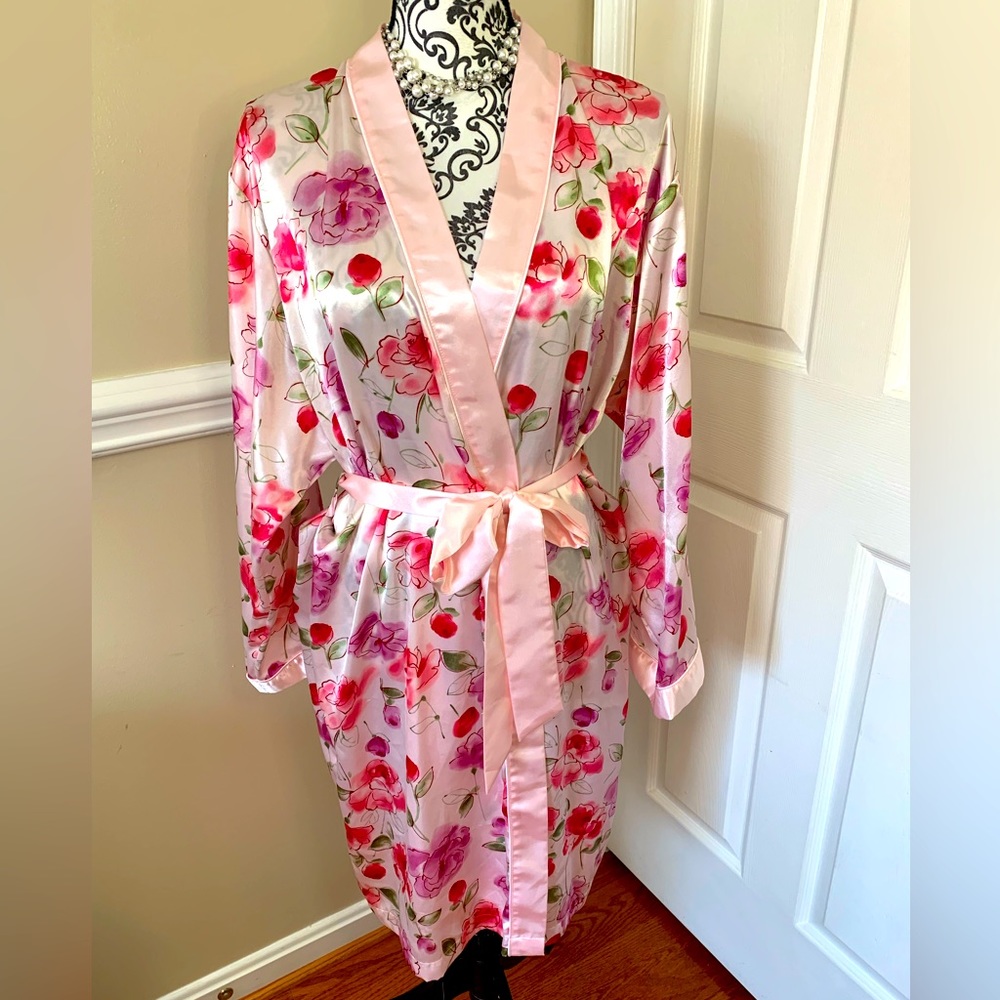 Valerie Stevens, Women’s robe- pink & red roses. Size large w/ tie